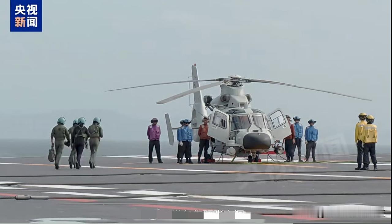 福建舰航母上的小不点儿直-9S直升机，这么看的话还怪萌新的！[吐舌头眯眼睛笑][吐舌头眯眼睛笑][可