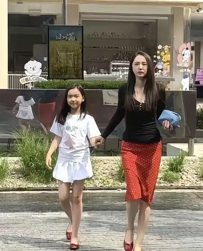 董璇，听我一句劝，让小酒窝回学校上学吧，难道你没发现，小酒窝小小年纪已经没了灵气