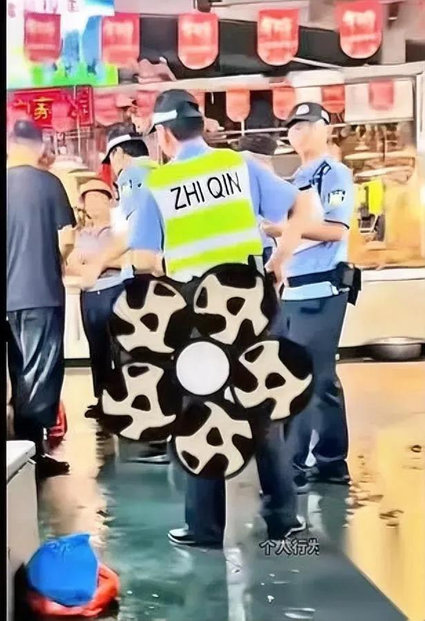 离谱到家了！真给我看愣了买个梭子蟹还能惊动警察？前阵子有个女的去海鲜
