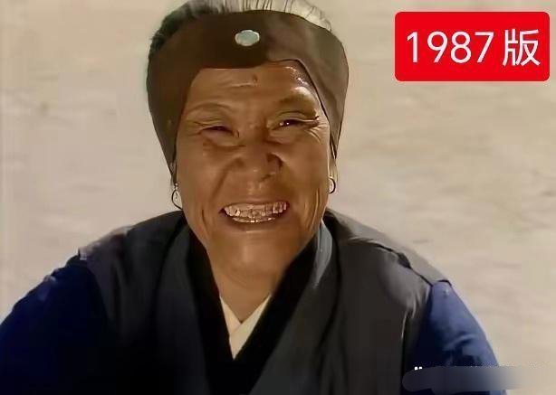 刘姥姥对比，新版刘姥姥感觉家里富得流油，不像穷人。​​​