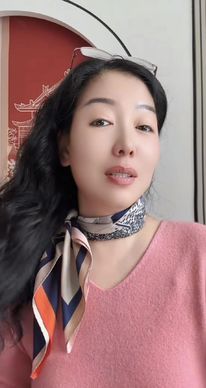 安娴穿了一件粉色的羊毛衫，直夸自己很靓丽！这十级美颜效果确实比素颜年轻了不少