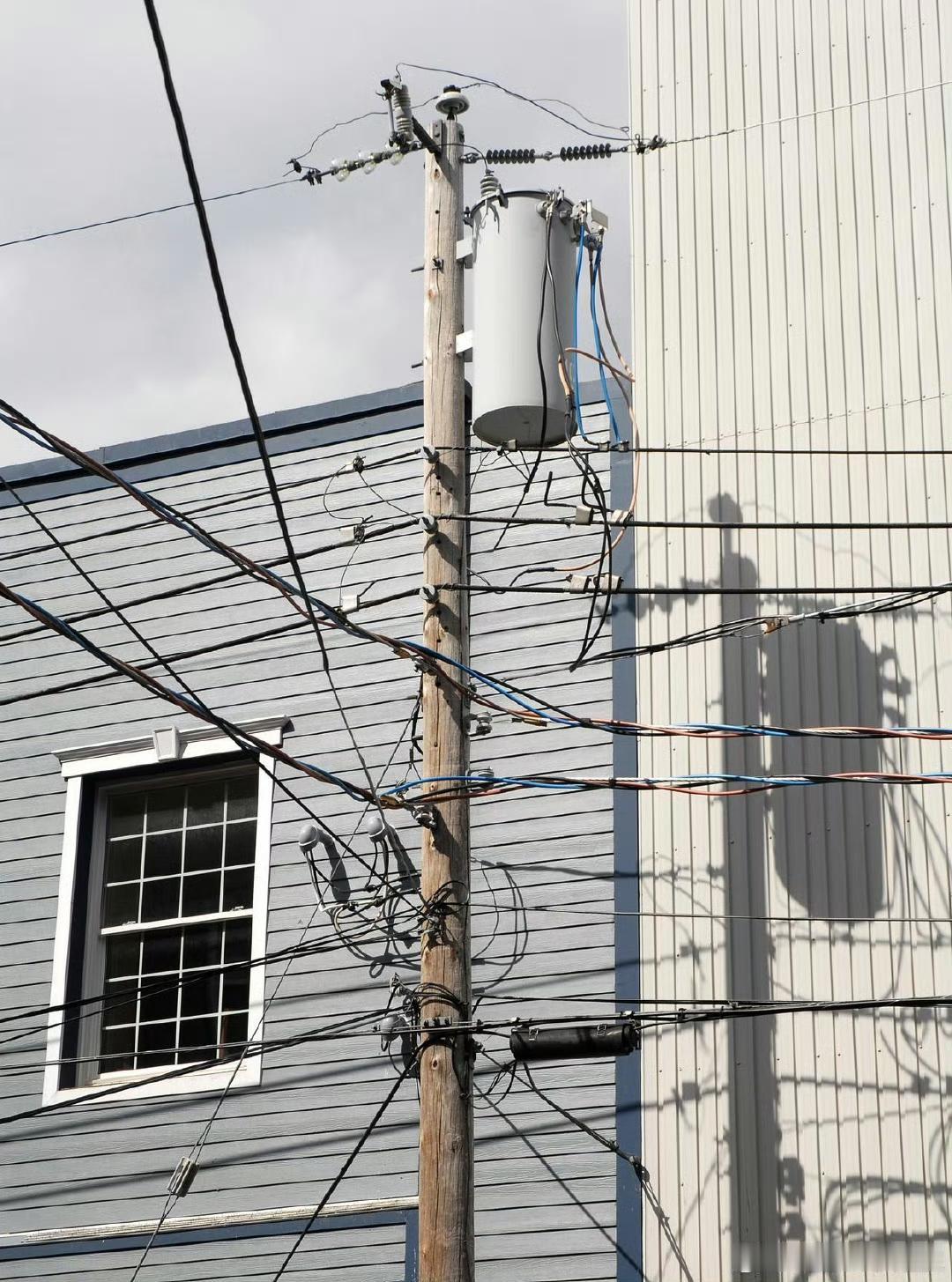 眼瞅着没几天就圣诞了，旧金山本该是彩灯晃眼、商场挤爆的热闹日子，结果一场大停电，