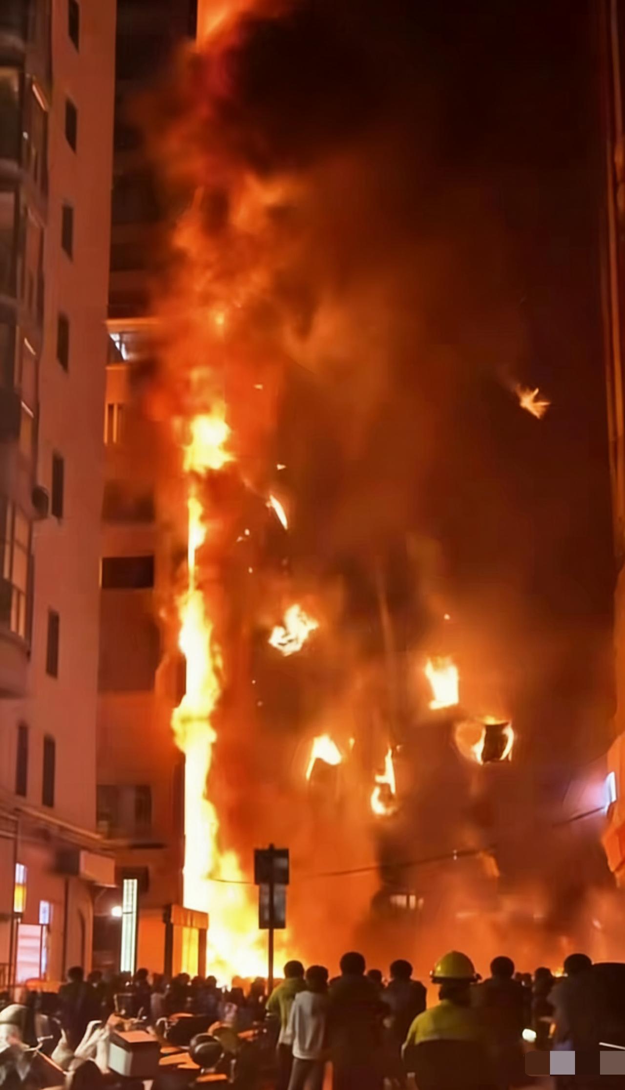 看到太原高层起火的新闻，心里揪得慌。3月28日这场大火，多人受伤送医，外立面