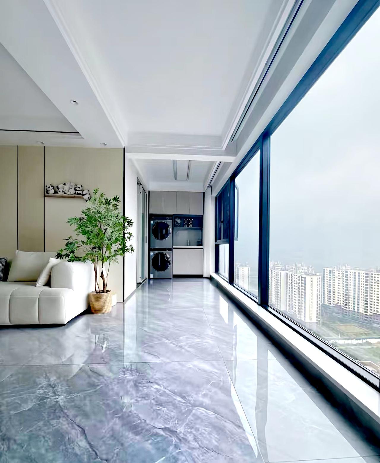 朋友给小郑介绍了一家卖瓷砖的店家A，因之前买过一次，价格合理，于是第二次装修，小