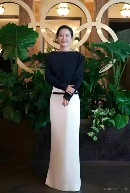 体重从109斤反弹回到140斤，贾玲坦言实在维持不住，话题火速冲上热搜，评论区集体刷屏，直呼熟悉的玲