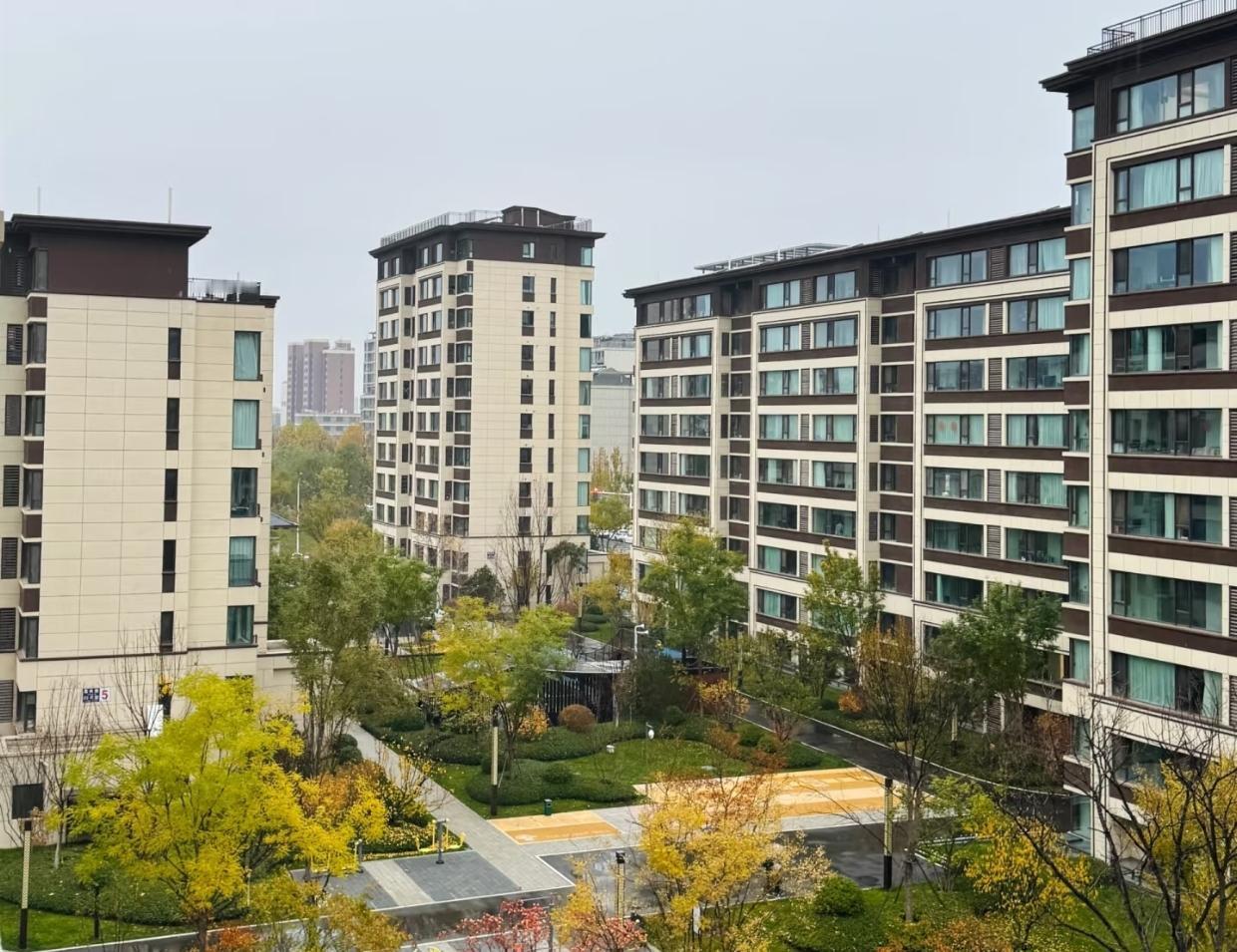 这房价跌的，让网络段子成了现实！亲戚家的女儿，之前有个谈了一年的男朋友，小伙