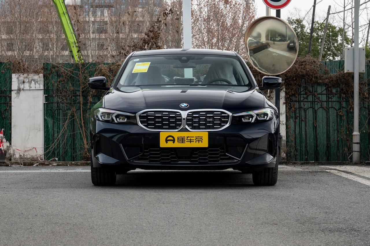 在很多年轻车友的购车清单里，宝马3系几乎是一台绕不开的标杆车型。它的外观自带