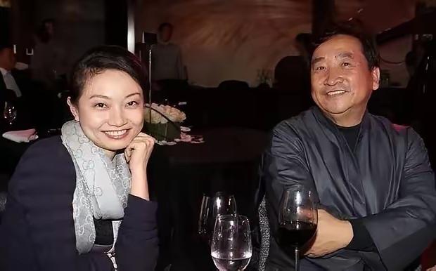 姜昆，曾经给我们带来了多少笑声和欢乐的相声表演大师，今年75岁了，女儿姜珊今年4