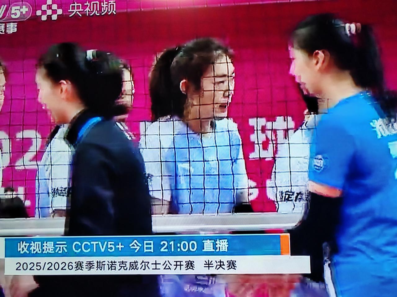 女排排超联赛第十六轮，上海女排对阵天津女排，前两局上海女排获胜，比赛进入第三局，