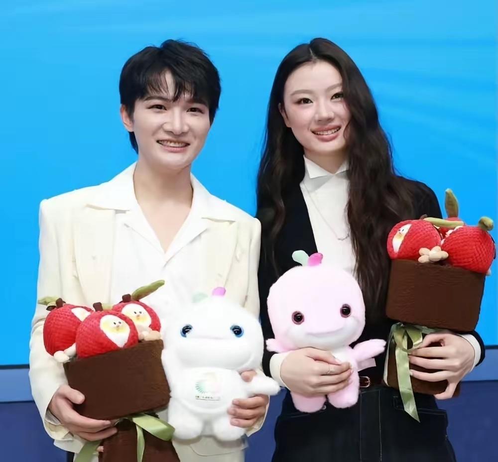 周深又被说声音像女生，这回他直接摊牌：我就这样，打动人就行。采访里他补了一句，真