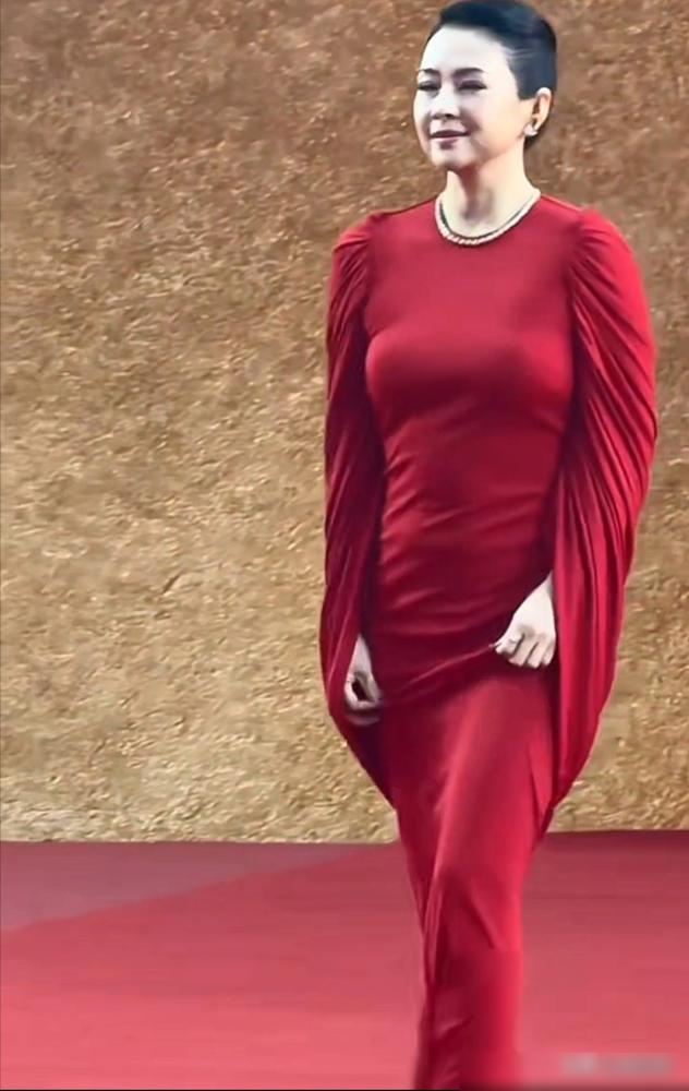 前阵子有人揪着章子怡的脸吐槽，说她胖得没了国际章的清瘦样，还瞎猜是医美或是中年发