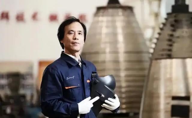 火箭发动机上出现了200多处裂纹，许多专家果断地说这个焊接不合格。然而，这时一位