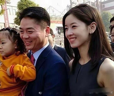 刘强东章泽天夫妇抱着大女儿回老家时的一幕，父女俩简直一模一样​​​