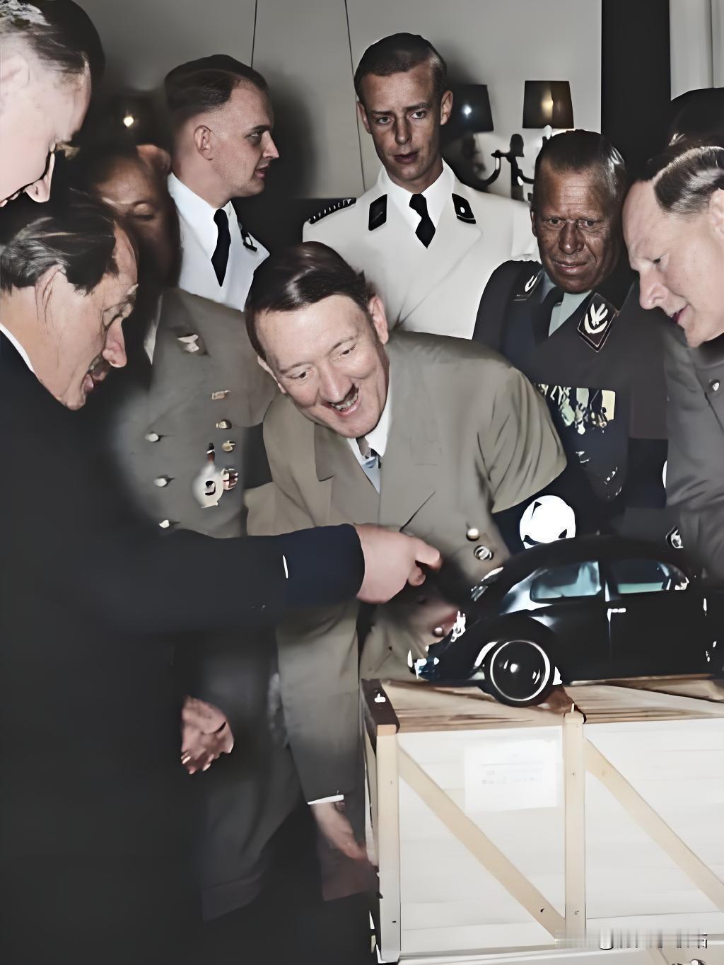 照片展示了希特勒的“国民车”骗局，1933年他刚掌权，眼馋美国人人有车，就喊着“