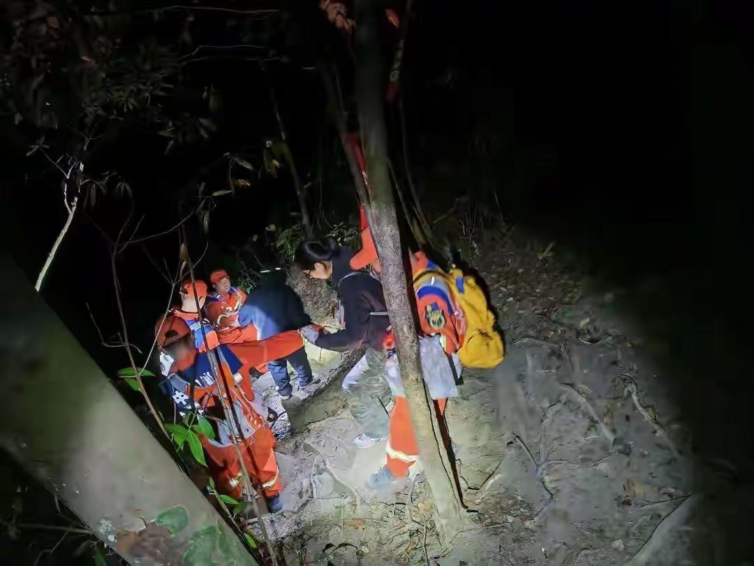 广东惠州两女子穿越罗浮山体力不支被队友抛弃，还好不是鳌太线冰天雪地。两名女子心血