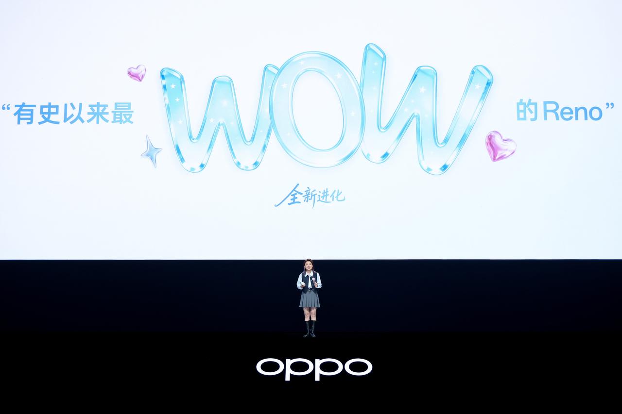 OPPOReno16系列来了，怦然星动、梦境蓝、月夜黑三个色，最特别的还是这个