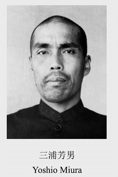 1942年，山东章丘县，一名日本士兵将毛巾盖在中国农民脸上，然后不停地往他肚子里