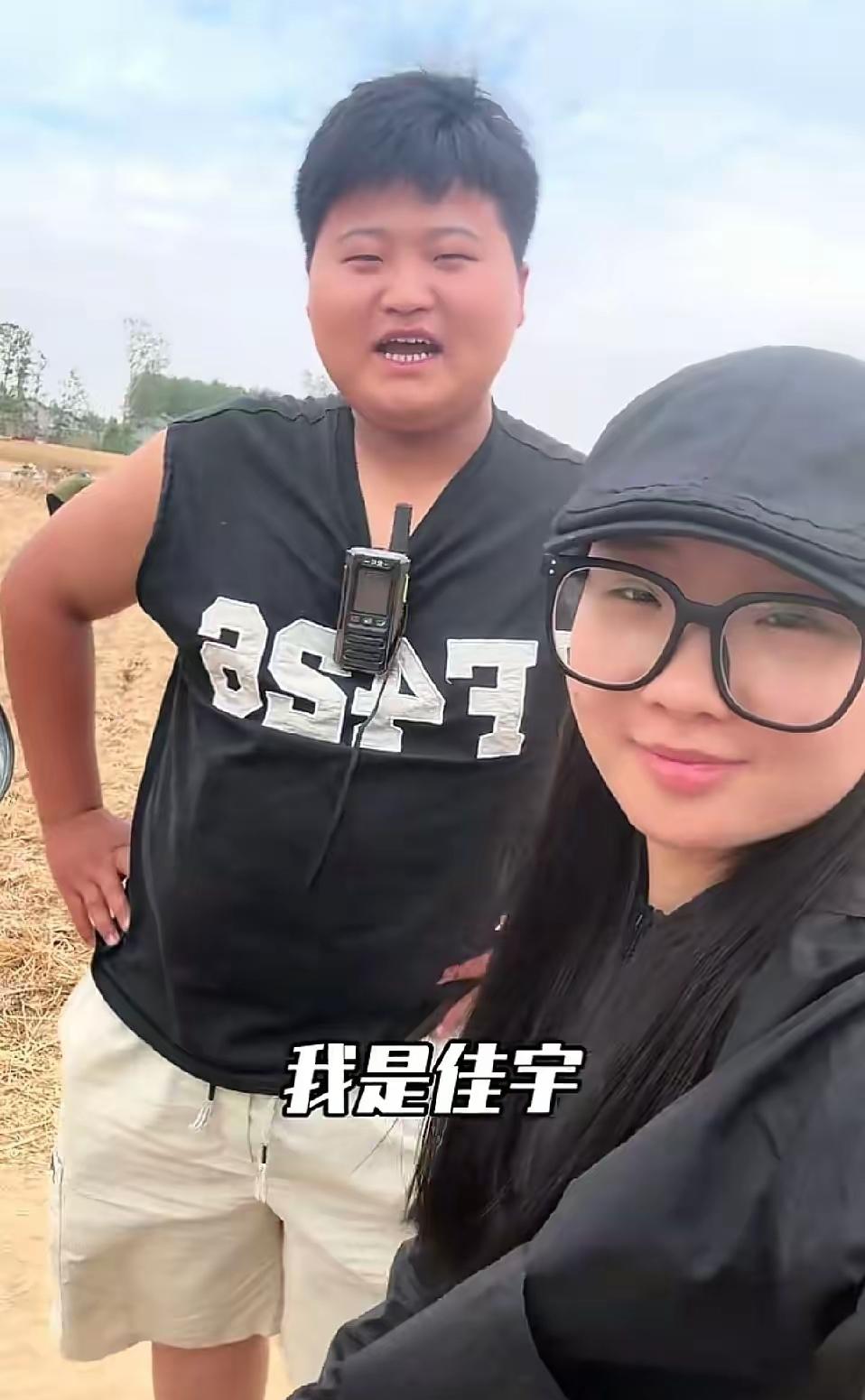 这对小夫妻是河南商丘人，男的叫佳宇（抖音名叫玩农机的佳宇），女的叫阿迪。5月22