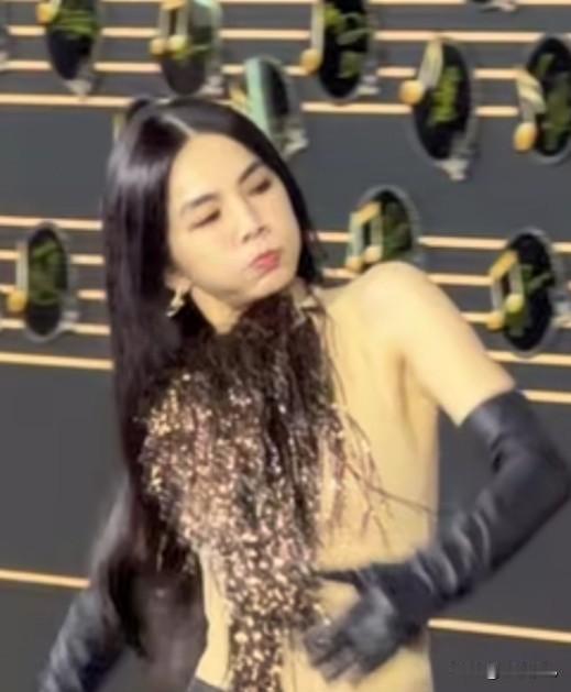 陈嘉桦（Ella）状态Ella红毯造型，造型越来越看不懂了[捂脸哭]，从假小子