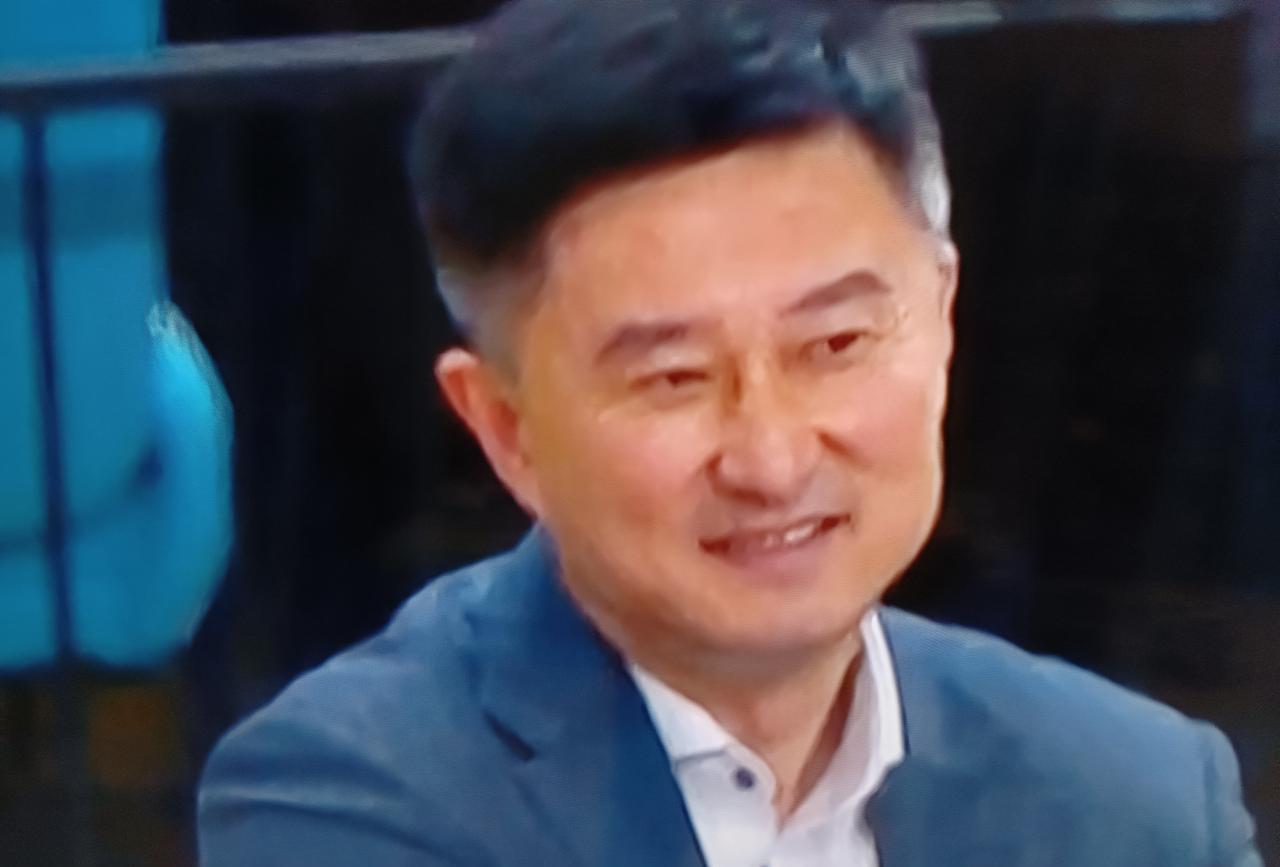 昨晚杜峰不是不想用胡明轩，杜峰实在是太想赢山西男篮了，上赛季在山西队面前出的洋相