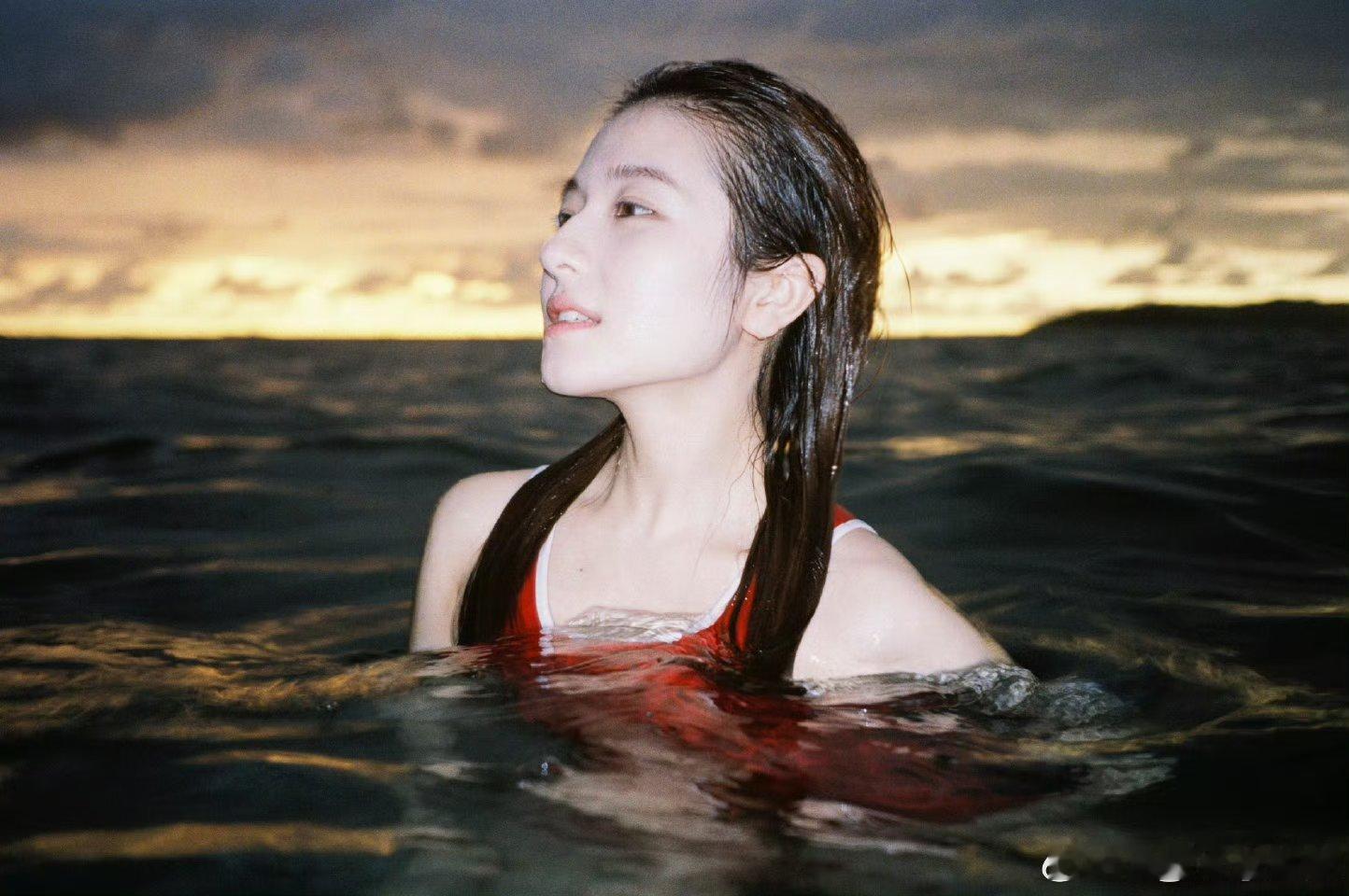 李兰迪更新live图夕阳给海面镀上一层金芒，少女的笑容最是动人🌊🏄🏻♀️～