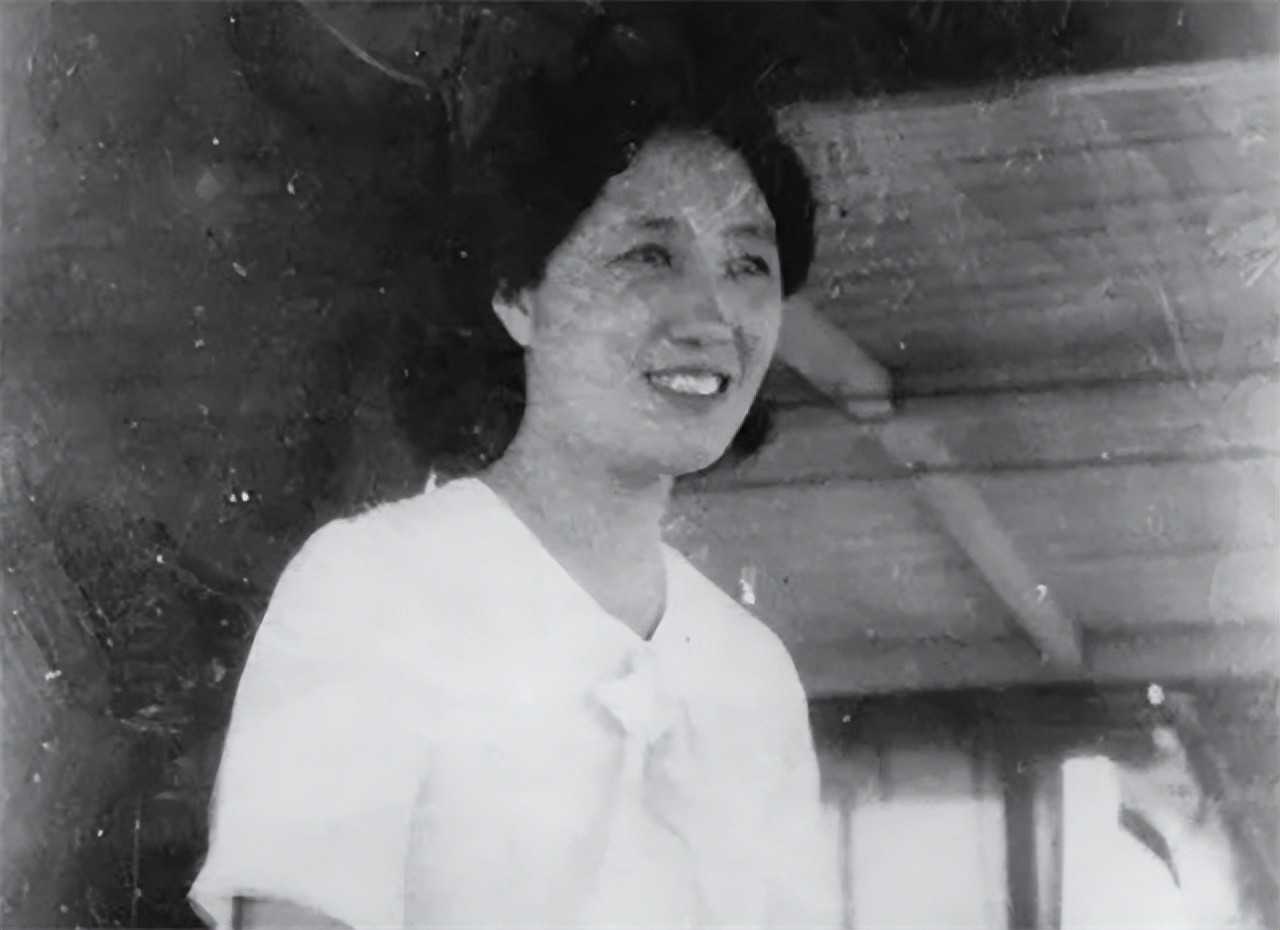 1937年，在杜月笙所住公馆的大门外来了一个女乞丐，她说自己叫黄八妹想要见杜月笙