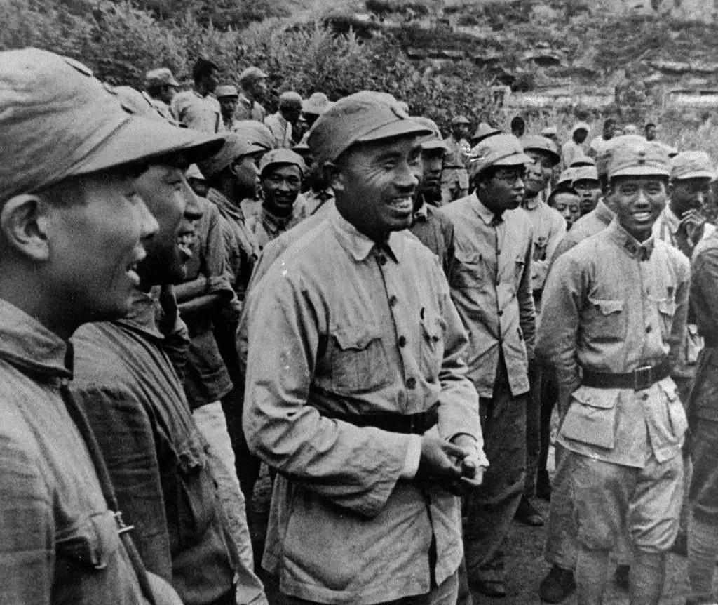 面色黝黑黝黑，脸庞棱角分明，笑容朴实无华。官兵平等，服装一模一样，朱老总