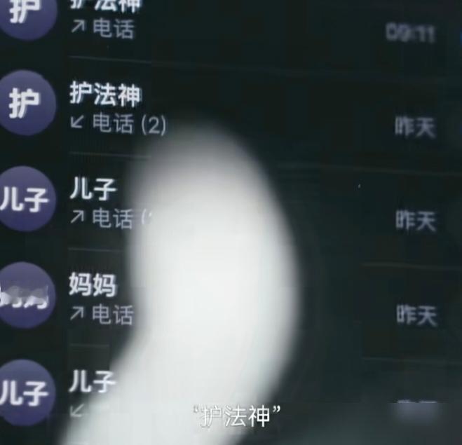 郭晓东在节目里说，程莉莎不在身边他就六神无主，睡觉必须抱着，不然睡不着。这话搁别的男明星嘴里，八成要