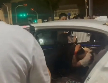 打砸宝马，临沂23人帮出名啦！23个人疯狂打砸，并致2人受伤，其实他们是社会最