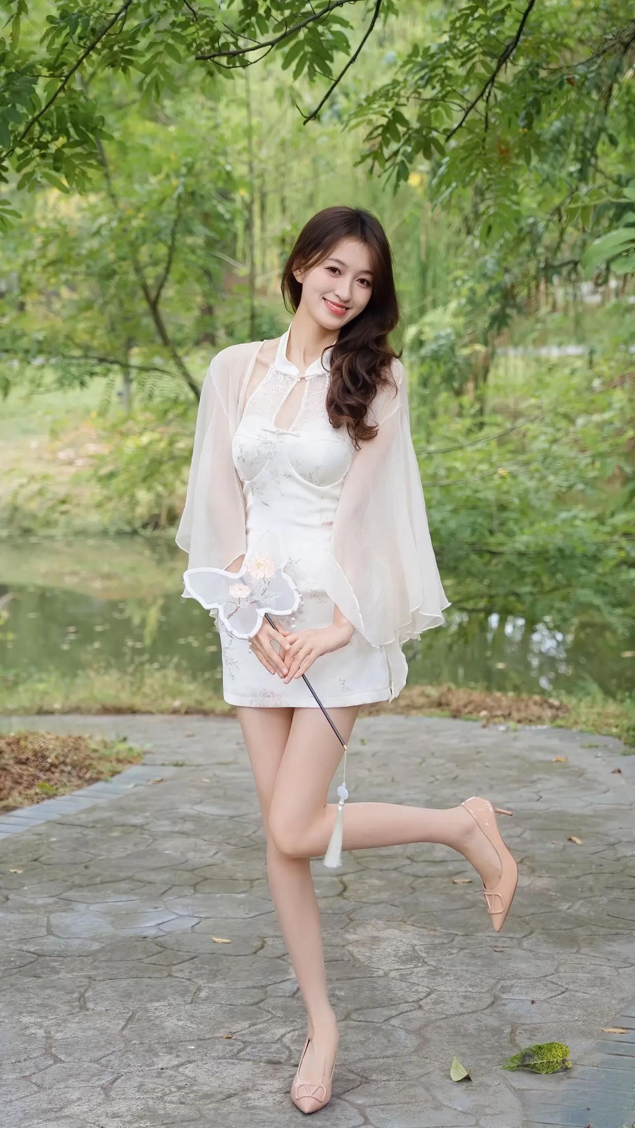 清新穿搭，优雅白裙与自然绿植的完美结合，甜美笑容，轻松自在。