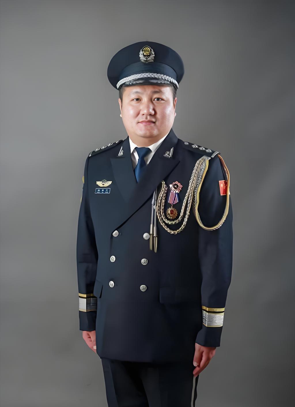 真正的超级英雄！2021年，河南36岁民警杨旭恒在特大暴雨中连续救出51人，期间
