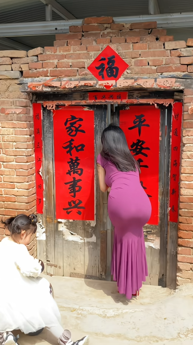 为啥不一样啊，我们这都是过年才贴对联啊