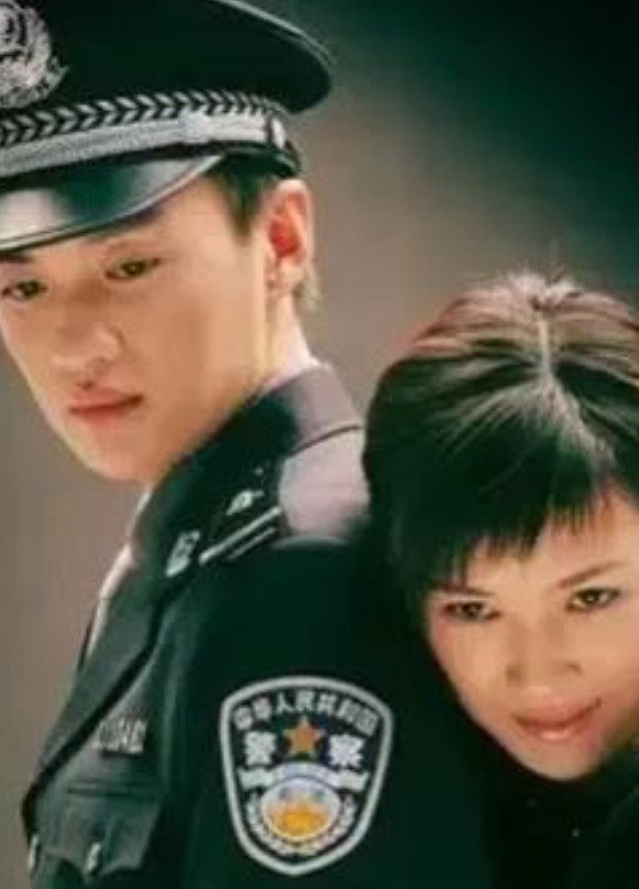 2011年，演员童蕾在去长江商学院深造后不久，便向同居了5年的周一围提出分手。周
