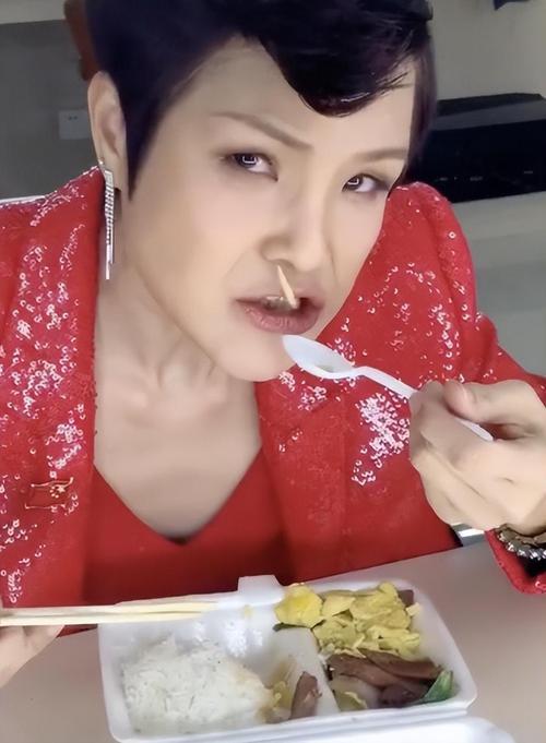 大陆网友眼睛还是雪亮的，也十分给力，一两场直播就解决马蹄露眼前的困难。马蹄露，