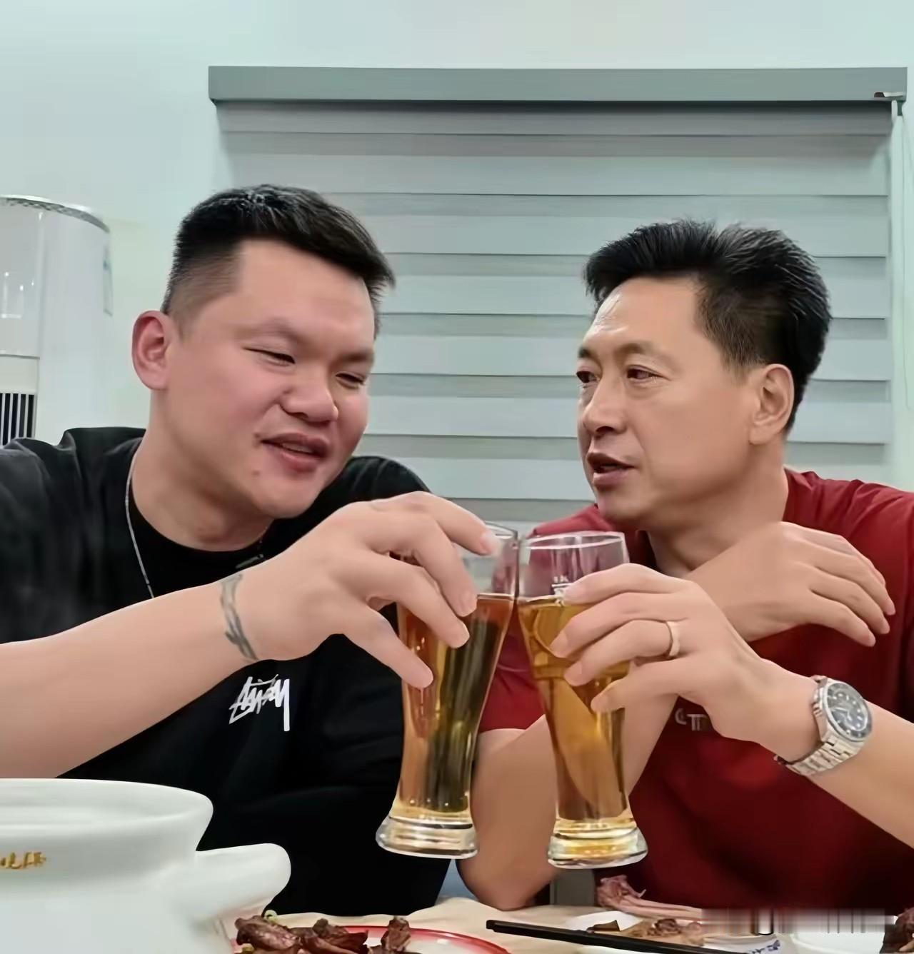 徒弟带师傅起飞了！昨天，广东队总经理朱芳雨发视频中出现了前广东宏远功臣冠军主