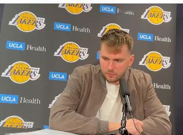 东契奇和詹姆斯的私下关系非常好。东契奇说：”他简直是太棒了。作为一位传奇巨星球员