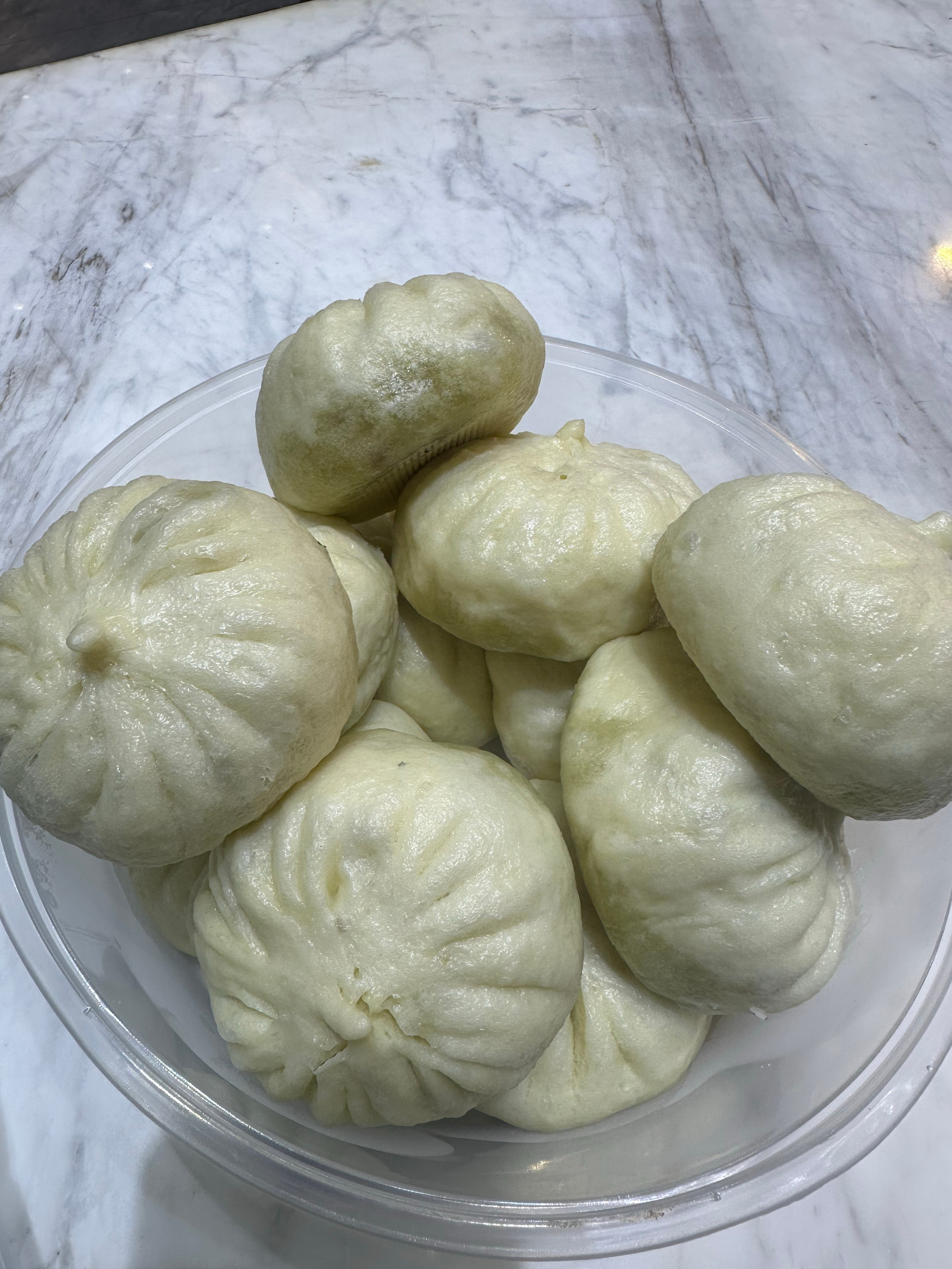 昨晚买了十个包子回来，不知道要吃到什么时候，主要是这包子真的好吃😋！