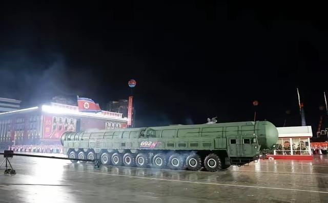 如果伊朗拥有打到美国本土的洲际弹道导弹，美国还敢打伊朗吗？我们先来看看朝鲜，朝