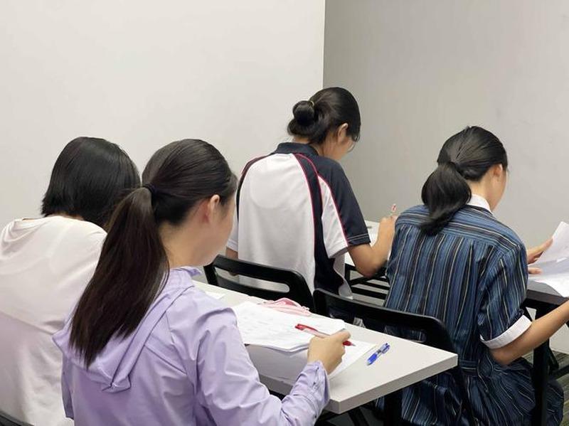 新加坡华人占居民人口七成五，却在职场和教育上拼命防着自己人；而印度裔只占不到一成