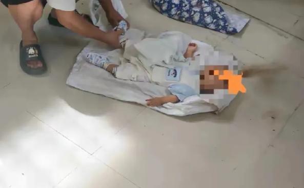 必须严惩！广西百色，男婴在家中熟睡，邻居两个女孩，趁男婴母亲不注意，悄悄抱走后，