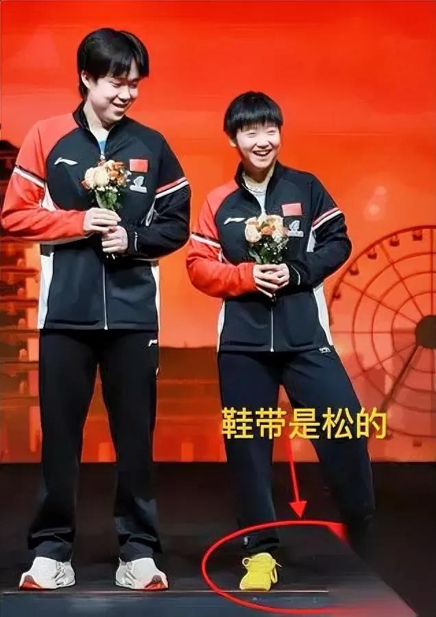 孙颖莎笑了！却让人心疼颁奖时她鞋带都没系王楚钦一句“脚没事吧”戳中细节—