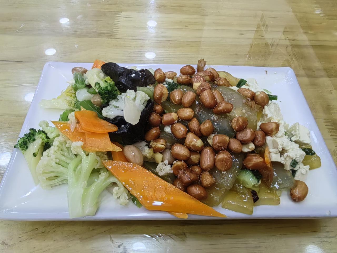 逛文化中心，逛水上公园牡丹园。欣赏了美好的公园，春天的繁花似锦。该吃午饭了。