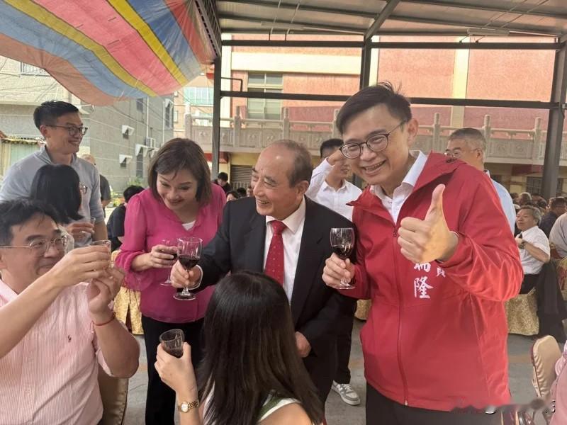 高雄市长选战过年提前开打柯志恩、赖瑞隆狂拜庙高雄市长选战春节提前开打，国民