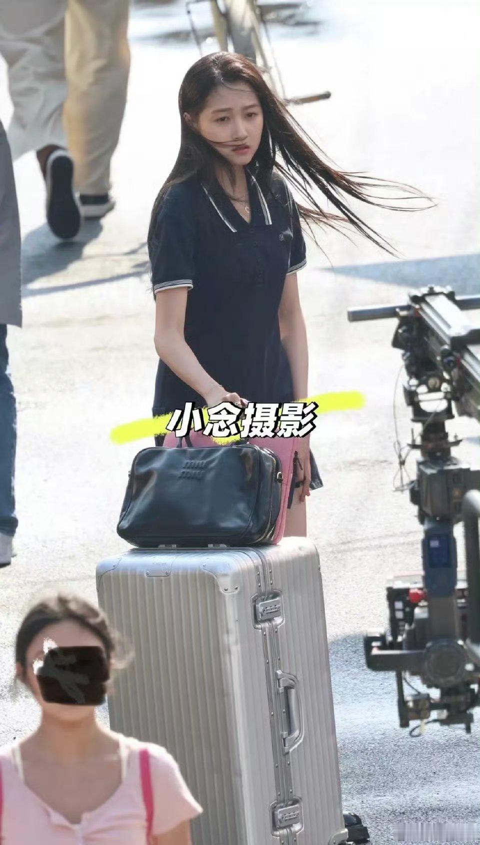 关晓彤《耀眼》路透，彤姐这大长腿真是行走的衣架子，千金风诠释的很完美而且她真的很