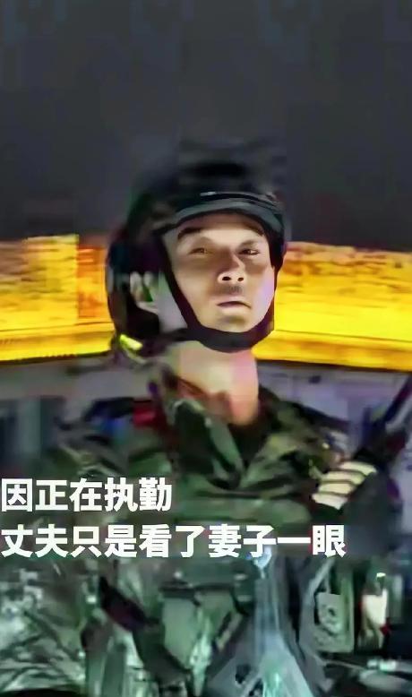 陕西西安，一军人因执勤国庆不能回家，没想到，妻子为了给他一个惊喜，从安徽独自来到