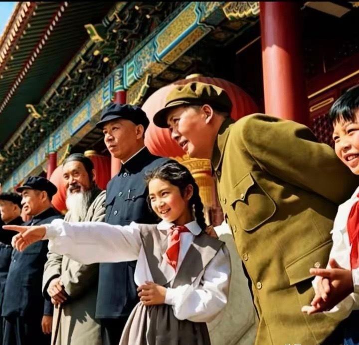 这张照片是由著名摄影师侯波于1953年10月1日在天安门城楼上抓拍的。那位手指远