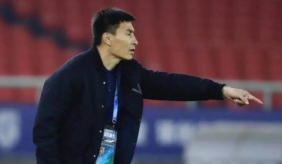 李玮峰直播聊到了他在河南俱乐部担任总经理的经历，李玮峰说，大家看看河南队现在的外