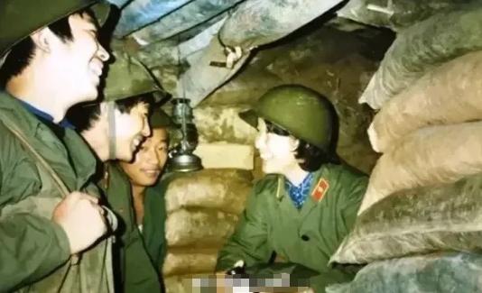 1983年，老山战场上，几个兵哥褪下裤子，当着女军医的面，叉开两腿，窘得满脸通红