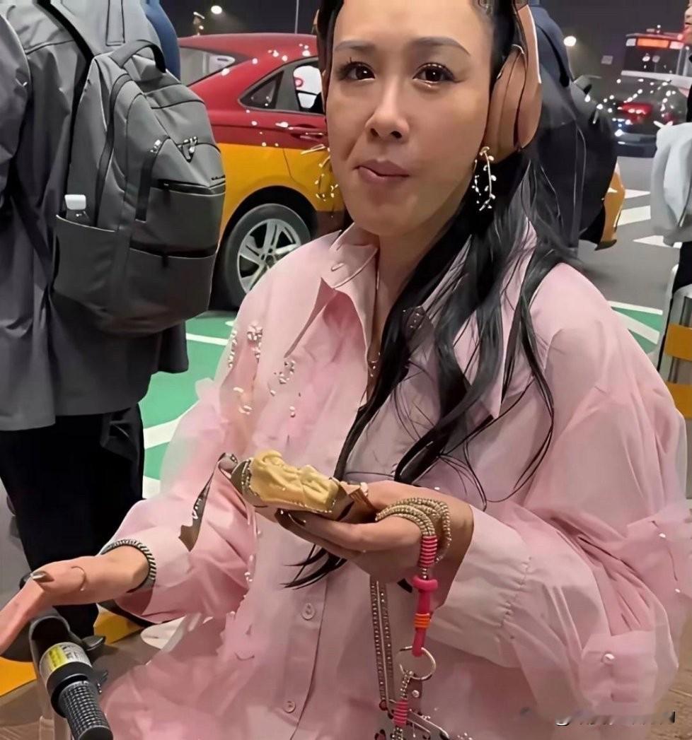 钟丽缇无滤镜生图曝光，没有美颜修饰，完全是最自然真实的状态。脸上带着岁月留下的痕迹，不刻意掩盖，大方