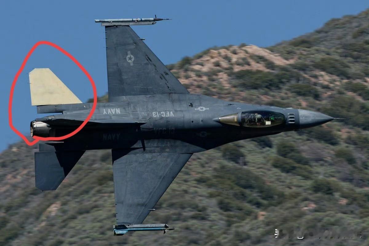 好家伙，想不到一向财大气粗的霉菌，这F-16C战机尾翼，居然连面漆都没喷，直接就